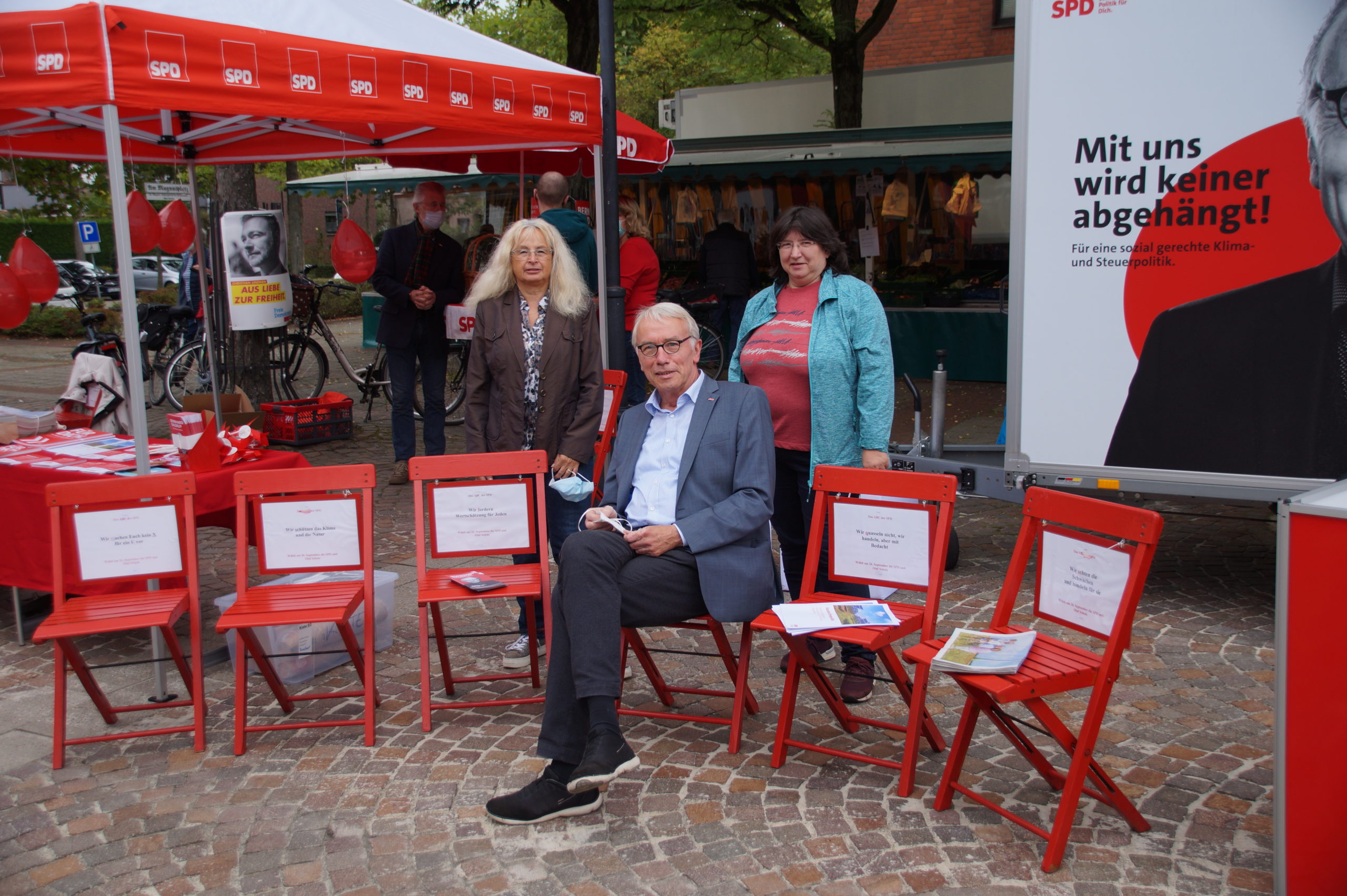 Bernhard Daldrup auf einem Stuhl am Informationsstand der SPD Everswinkel