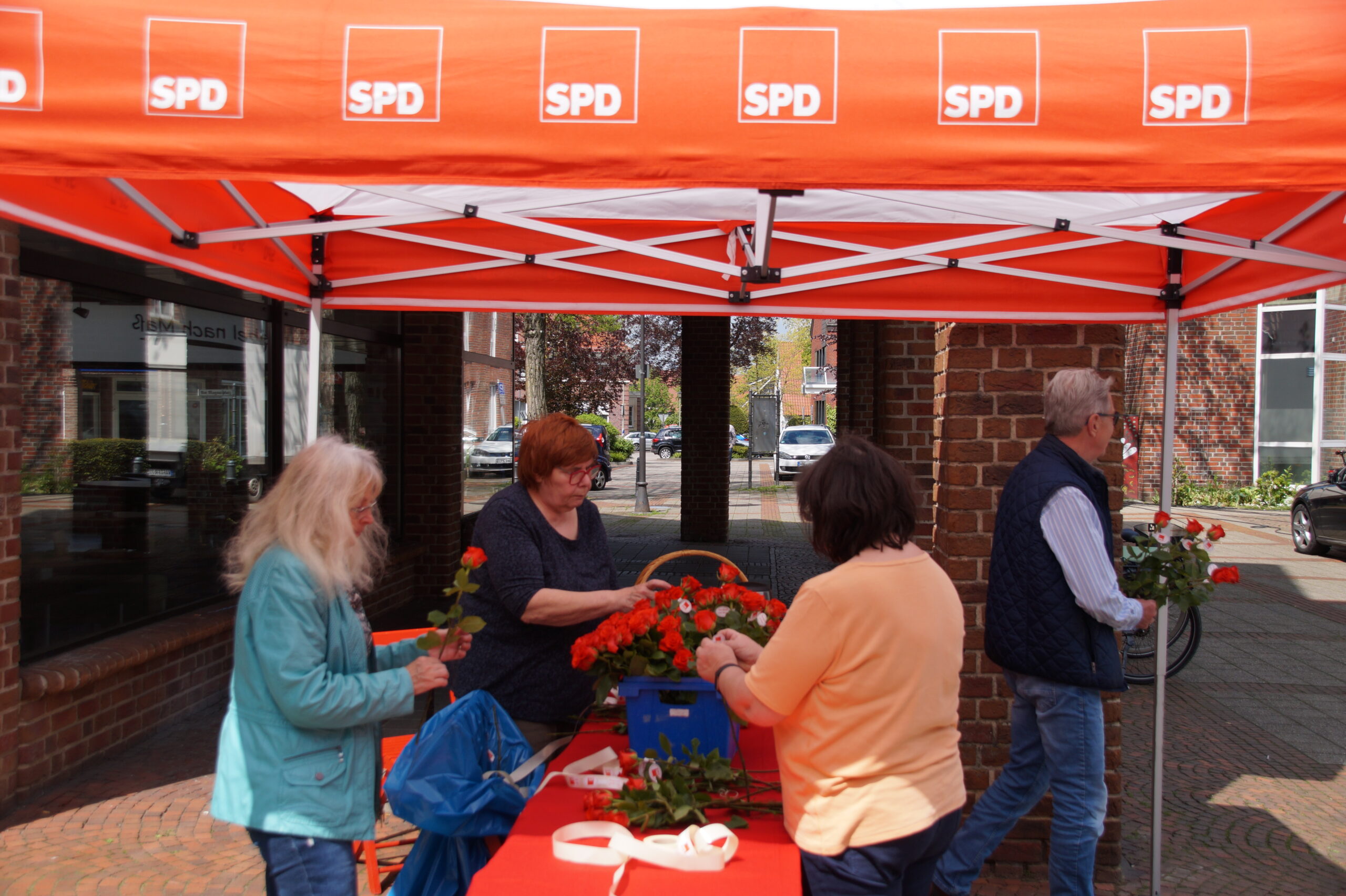 Stand mit Rosen auf dem Wochenmarkt